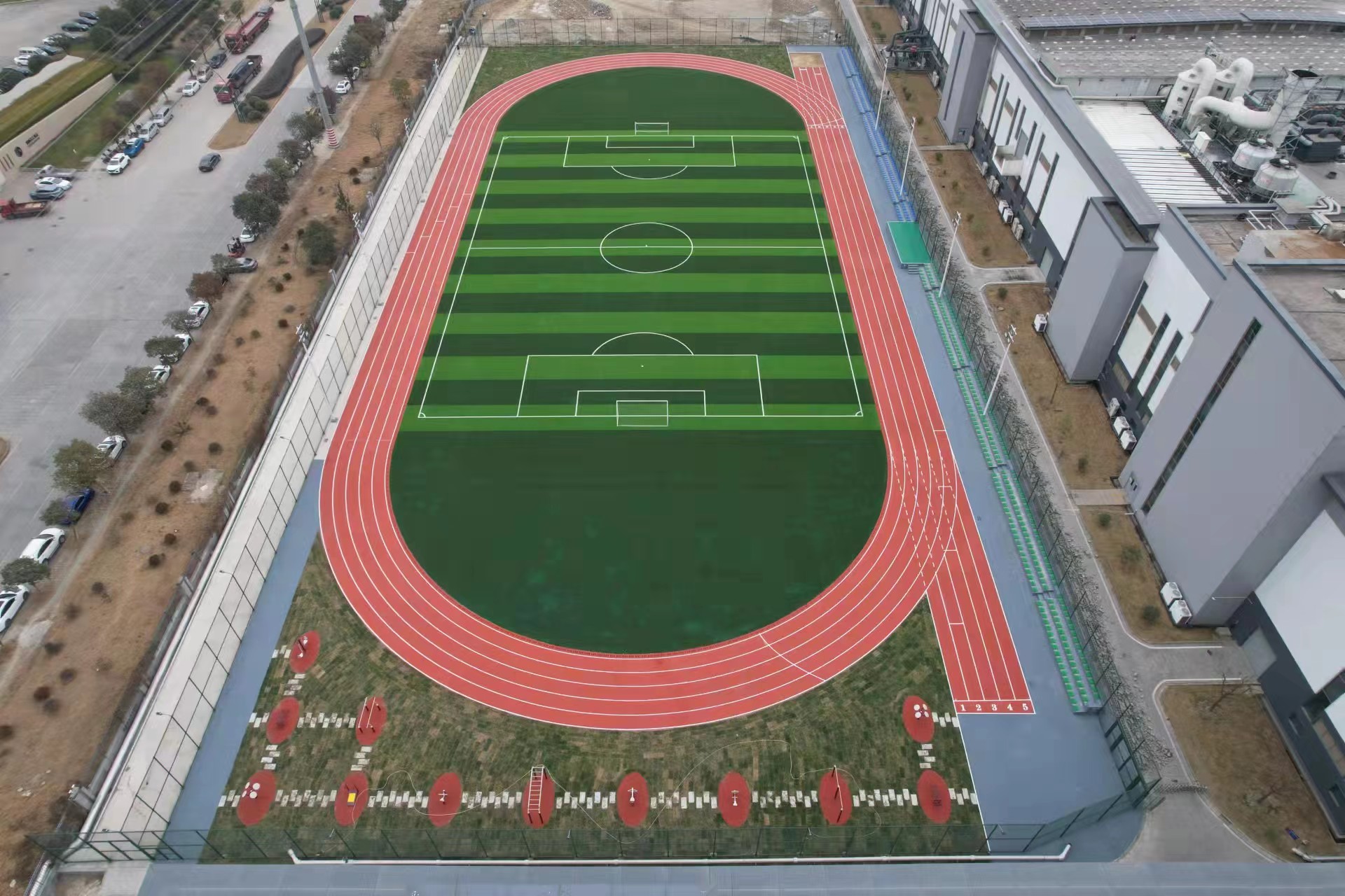 塑膠跑道廠家怎樣選擇，塑膠跑道廠家前期施工，溢邦體育給您解答