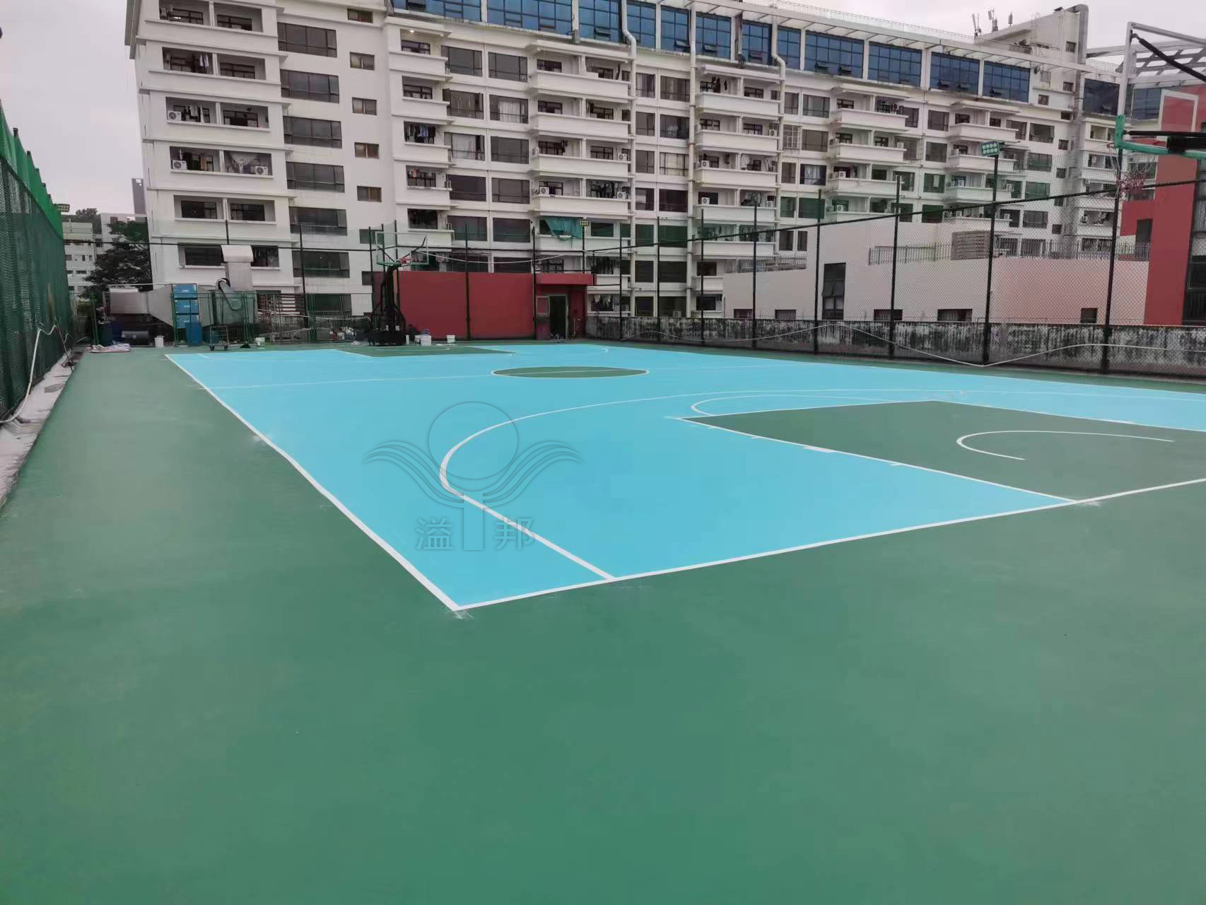 建一個(gè)籃球場(chǎng)需要多少錢？哪個(gè)籃球場(chǎng)建設(shè)廠家最劃算？