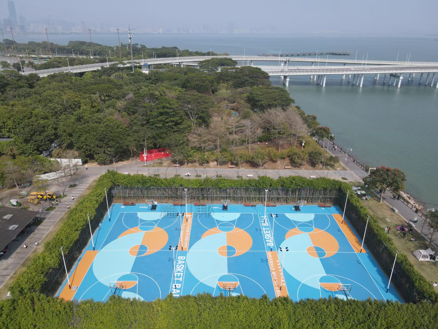 建一個(gè)籃球場(chǎng)需要多少錢，選擇什么材質(zhì)，2023溢邦體育給您透徹回答