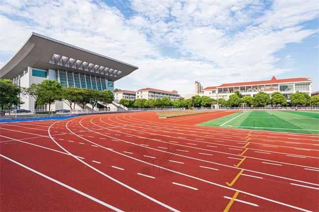 全塑型SPU跑道：匠心打造，高標(biāo)準(zhǔn)嚴(yán)要求的運(yùn)動(dòng)傳奇